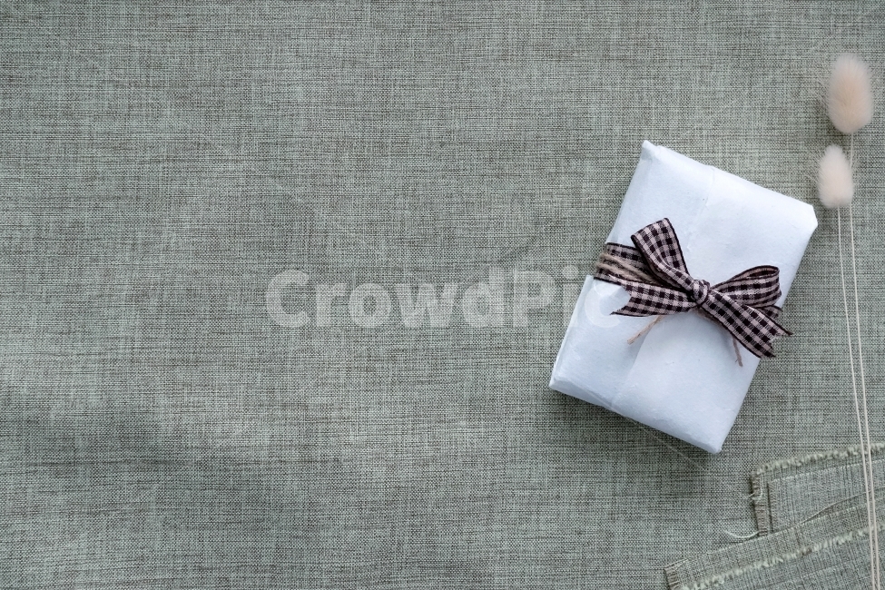 gift,dryflower,texture,cloth background,ribbon,driedplant,clothbackground,gift box,prop,dried plants,giftbox,event,cloth,object