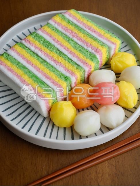 rainbow rice cake,traditional food,korean traditional food,korean food culture,traditionalfood,koreantraditionalfood,koreanfoodculture,korean food,food,korean food,korean culture,food culture,tradition,seollal,chuseok,food,chuseok food,seol