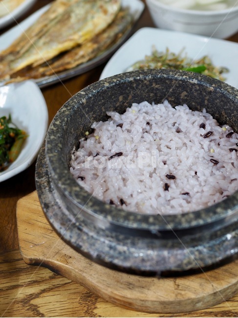 밥,흑미,돌솥밥,흑미돌솥밥,음식,한국,한국음식,돌솥,배경,전통음식,rice,blackrice,hotpotrice,blackricestonerice,food,korea,koreanfood,stonecooker,background,traditionalfood,음식,식재료,요리,food,cook,meal,dishes,food reserves,한식,한국음식,한국요리,korean food,korean dishes,korean meal,korean cook