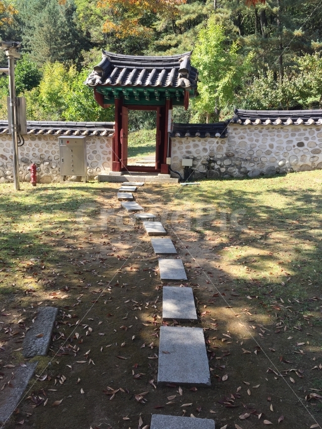 Historic sites,Korean,Educational Travel,picnic,outdoor,Jungmun,traditional,stepping stones,Saritmun,Korean Garden,garden,Korean style,tiled house,travel,Korean tradition,Korean tiles,traditional house