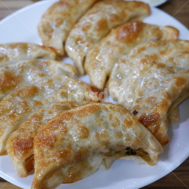 만두,군만두,고기만두,튀긴만두,중국집,중식당,맛집,식당,메뉴,반달만두,노릇노릇,음식,식재료,요리,food,cook,meal,dishes,food reserves,중식,중국음식,중화요리,chinese food,chinese dishes,chinese meal,chinese cook,디저트,간식,후식,dessert,snack