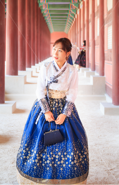 사진,경복궁,한복,전통,전통의상,의복,옷,여성,여자,여인,숙녀,아리따운,아름다운,궁궐,회랑,복도,파란,파란색,흰색,저고리,치마,참한,모델,의류,아가씨,아씨,수수한,화려한,귀여운,실크,댕기머리,옷고름,패션,소녀,나들이,한국전통,한국문화,korean traditional,korean culture,한복,한국전통의상,hanbok,korean traditional clothes,사람,인물,인간,human,person,여성,여자,woman,female,lady