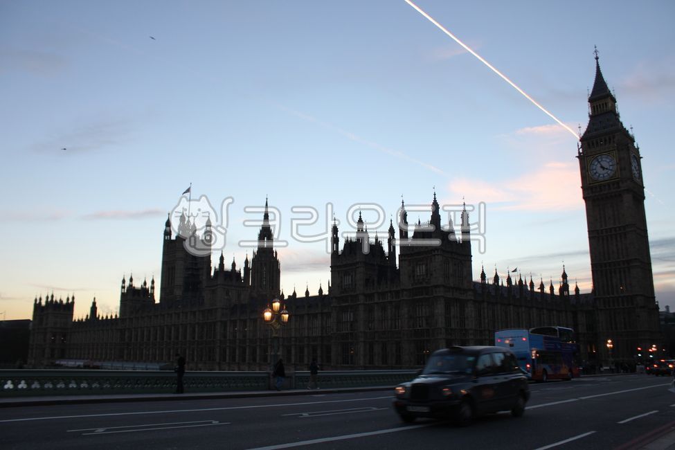 big ben,london,clocktower,clock,clock tower,building,vehicle,transportation,automobile,car,steeple,spire,london landmark,London,road name,land mark,london big ben,tower,architecture