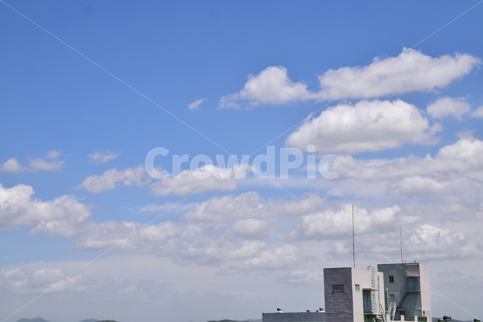 뭉게구름,구름,하늘,파란하늘,푸른하늘,건물,옥상,아파트,cloud,sky,blue,building,맑은하늘,피뢰침