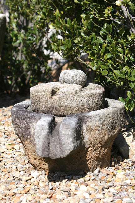 돌절구,돌,돌장식,절구,겨울,얼음,한국,토속,옛날물건,옛터,astonemortar,stone,deadleaves,한국전통,한국문화,korean traditional,korean culture,사물,물건,오브젝트,thing,object,matter