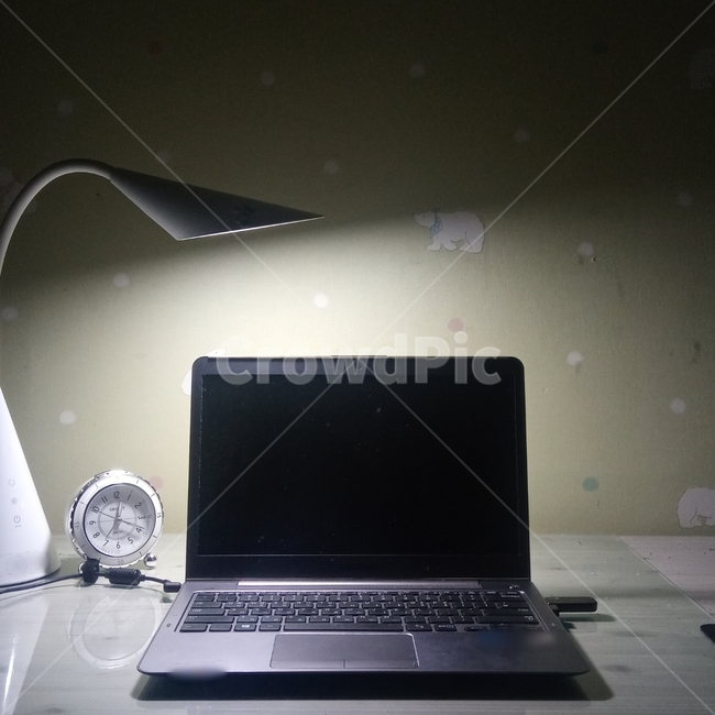 노트북,컴퓨터,책상,스텐드,검색,컴퓨터작업,시계,공부,밤