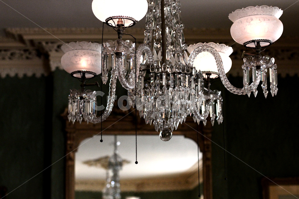 chandelier,샹들리에,lamp,램프,천정,ceiling,light,lights,조명,크리스탈,엔틱,고풍,클래식,classic,antique,wood,인테리어,실내디자인,interior design