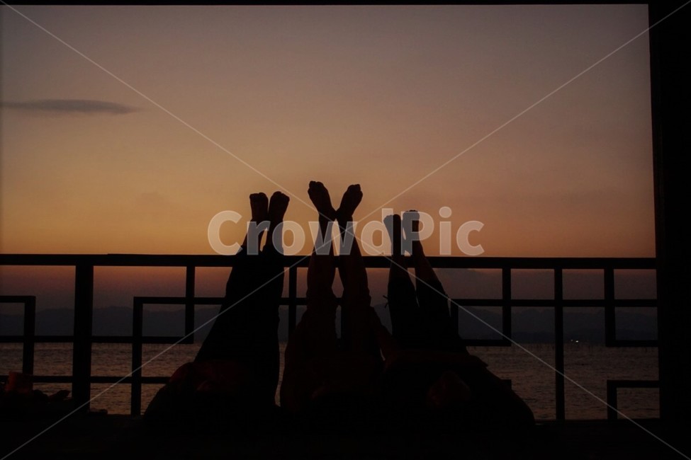일몰,바다,노을,저녁놀,그림자,자연,풍경,nature,하늘,sky,지는해,한국자연풍경,친구,여행,휴식,trip,사람,다리,발,구름,사람들,대중,군중,other people,crowd,인물실루엣,사람실루엣,character silhouette,human silhouette,silhouette,실루엣