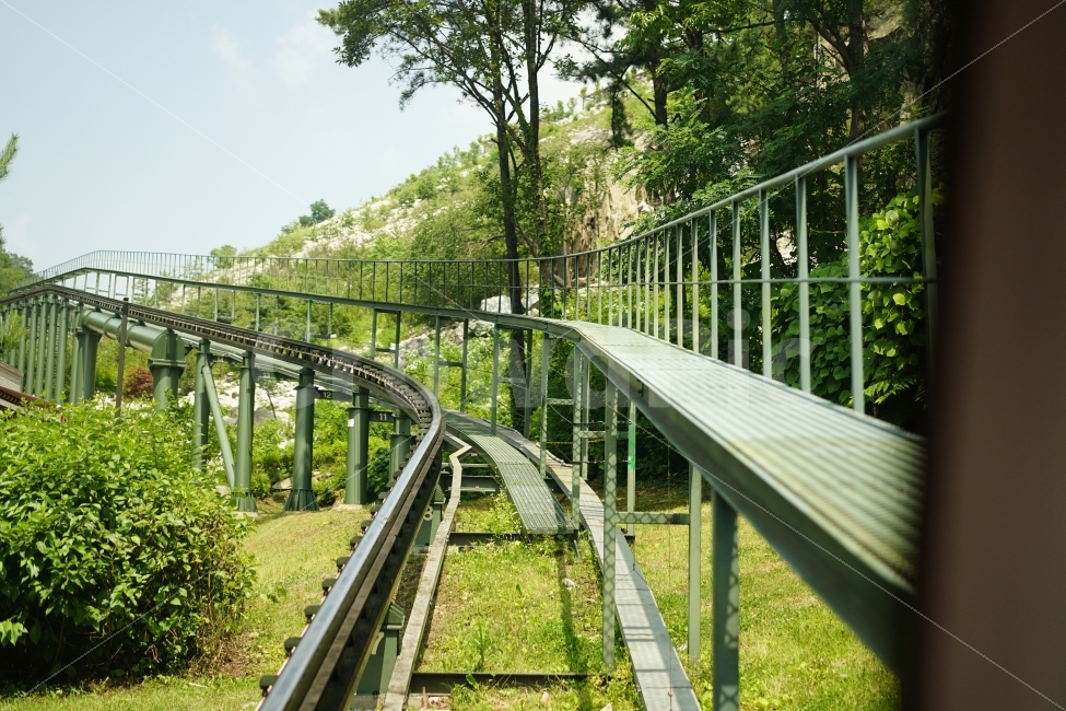레일,철로,열차,철,교통,탈것,모노레일,풍경,경치,이동수단,쇠,나들이,교통,교통수단,traffic,transportation,railing,난간,handrail,banister,bridge,다리,building,건물