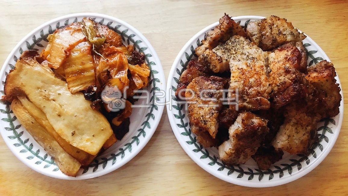 삼겹살,돼지고기,고기,돼지,육류,새송이버섯,버섯,새송이버섯구이,버섯구이,구이,한식,한국음식,한국요리,배추김치,김치,김치구이,묵은지,음식,요리,식사,식재료,먹방,밥도둑,에어프라이어삼겹살구이,접시,에어프라이어요리,meal,food,dish,cook,pork,meat,koreanfood