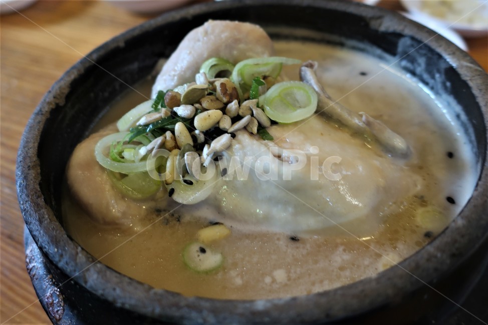 전통,한식,보양,보양식,삼계탕,음식,닭요리,뚝배기,영계,백숙,음식,식재료,요리,food,cook,meal,dishes,food reserves,한식,한국음식,한국요리,korean food,korean dishes,korean meal,korean cook