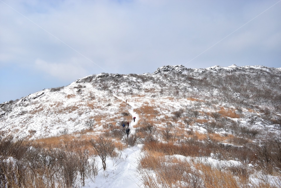 무등산,국립공원,풍경,힐링,산행,설경,상고대,서리꽃,서석대,입석대,안양산,백마능선,장불재,증심사,중봉,중머리재,천왕봉,지왕봉,Korea,National,Park,눈풍경,등산,주상절리,판타스틱,겨울왕국,겨울,지질공원,인왕봉,천지인,설국,2018년,1월,눈꽃,파란하늘,트레킹,winter,landscape,감성,아름다운,황홀한,장관,비경,선경,최고,사진,겨울,계절,winter,season,자연,풍경,nature,landscape,한국자연풍경,한국자연경관,korea nature landscape,outdoors,옥외