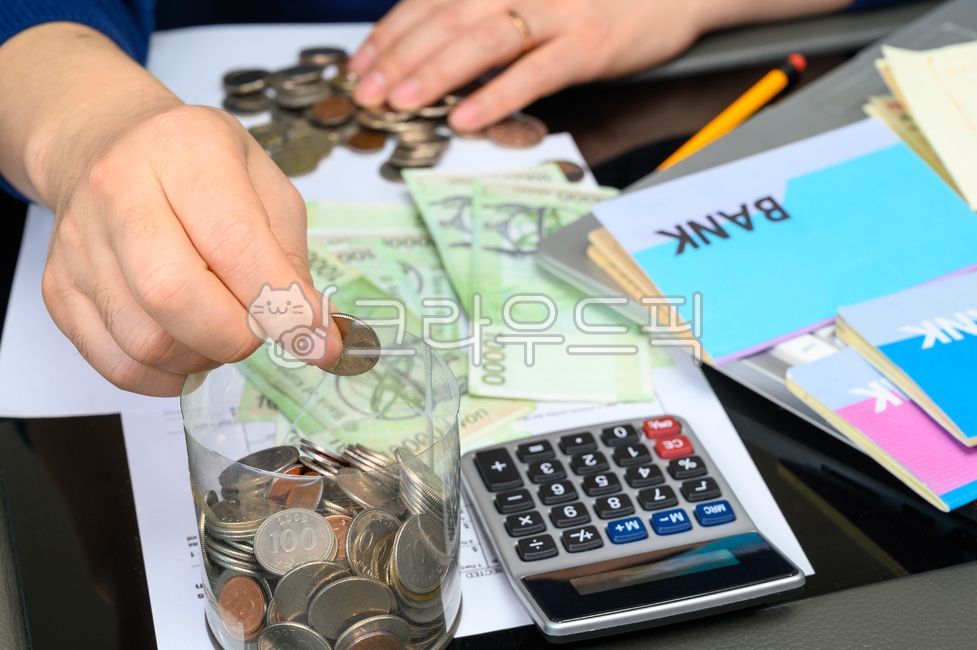 공과금,자금,컨셉,사람,이율,보험,계좌,가계부채,예산,대출,국민연금,예금통장,적금,자산관리,손,이자,지출,연말정산,저축,개념,계산기,남성,통장,절약,재산,경제,금리,소비,세금,금융,정산,노후준비,생활비,통장정리,실내,연금보험,예금,동전,가계,임대료,비즈니스,잔돈