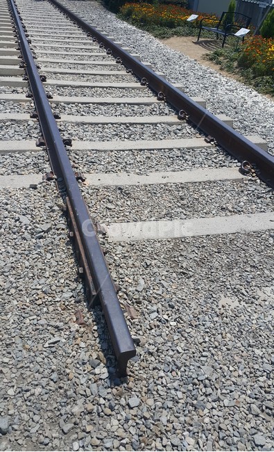 철길,자갈,끝,만남,railway,transportation,교통,traintrack,기찻길,rail,레일,dirtroad,흙길,gravel,road,도로,해운대