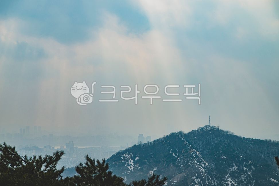 Inwangsan,Inwangsan peak,Seoul view,Seoul scenery,Seoul city scenery,cloudy day,fine dust,Seoul fine dust,Jongno-gu,Seodaemun-gu,mountain climbing,Inwangsan mountain climbing,climbing,mountain,mountaineering club,sunlight,snowy mountain,s