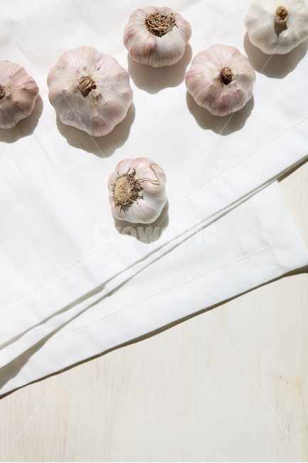 사진,마늘,야채,채소,햇마늘,나무,원목,질감,재질,빈티지,육쪽마늘,깐마늘,패브릭,갈릭,통마늘,재료,식자재,텍스처,garlic,wholegarlic,vegetable,food,wood,texture,음식,식재료,요리,food,cook,meal,dishes,food reserves,채소,야채,vegetables
