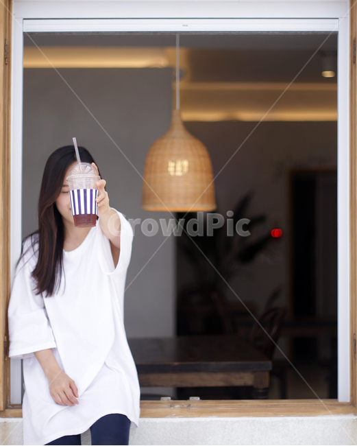 카페,여성,커피,여름,음료,인물,여자,화이트,사람,인물,인간,human,person,여성,여자,woman,female,lady,커피,카페,coffee,cafe,인테리어,실내디자인,interior design