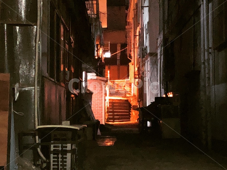 골목,골목길,어두운길,조명,으쓱한길,야경,밤,풍경,nightscape,night,landscape,골목길,alley,road,도로,urban,어반,town,도시,city,시티,street,거리,building,건물