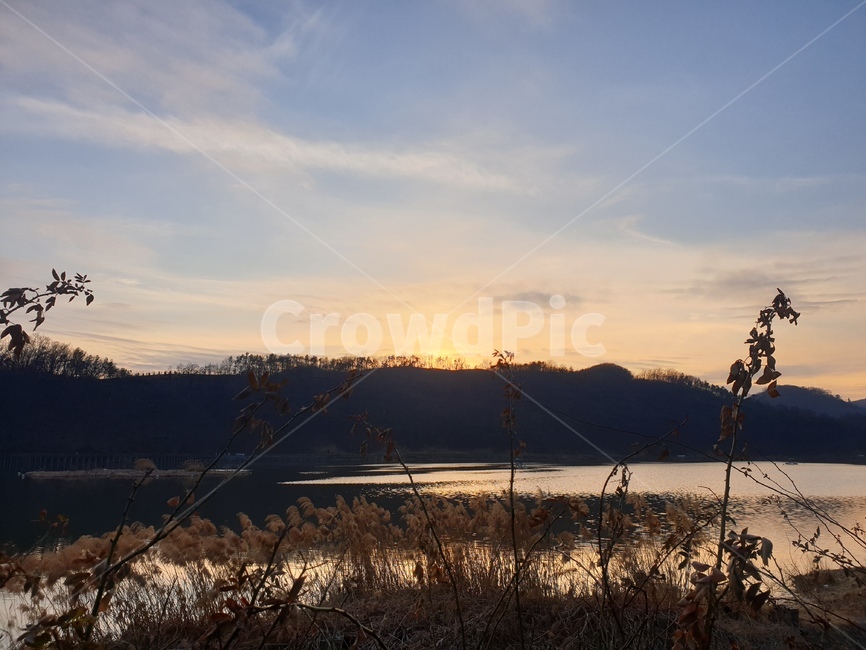 호수,산책로,노을,분위기,물,빛반사,물빛,자연,풍경,nature,landscape,outdoors,옥외,dusk,황혼,sunset,일몰,sky,하늘,dawn,새벽,red sky,붉은 하늘