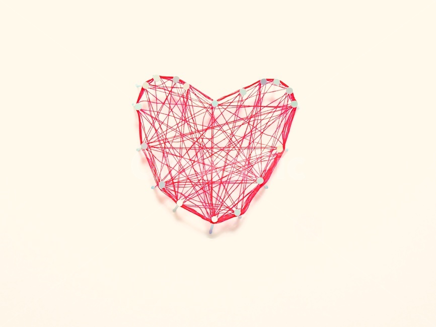 사랑,heart,하트,심장,실,빨간색,못,밝음,빨강,love,레드,배경,노란색,감정표현,lover