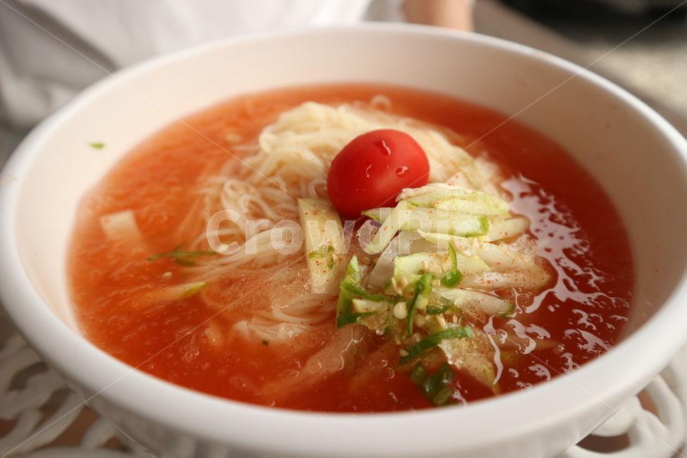 국수,동치미,동치미국수,여름음식,한국음식,여름별미,얼음,시원한,김치,면,면요리,요리,음식,여름,토마토,오이,무,식재료,고추,고춧가루,누들,살얼음,김치국수,noodel,summer,summerfood,food,cook,cooking,tomato,ice,cucumber,radish,dongchimi,kimchi,korea,koreanfood,koreanmeal,koreancook,한식,김치국,김칫국,김치국물