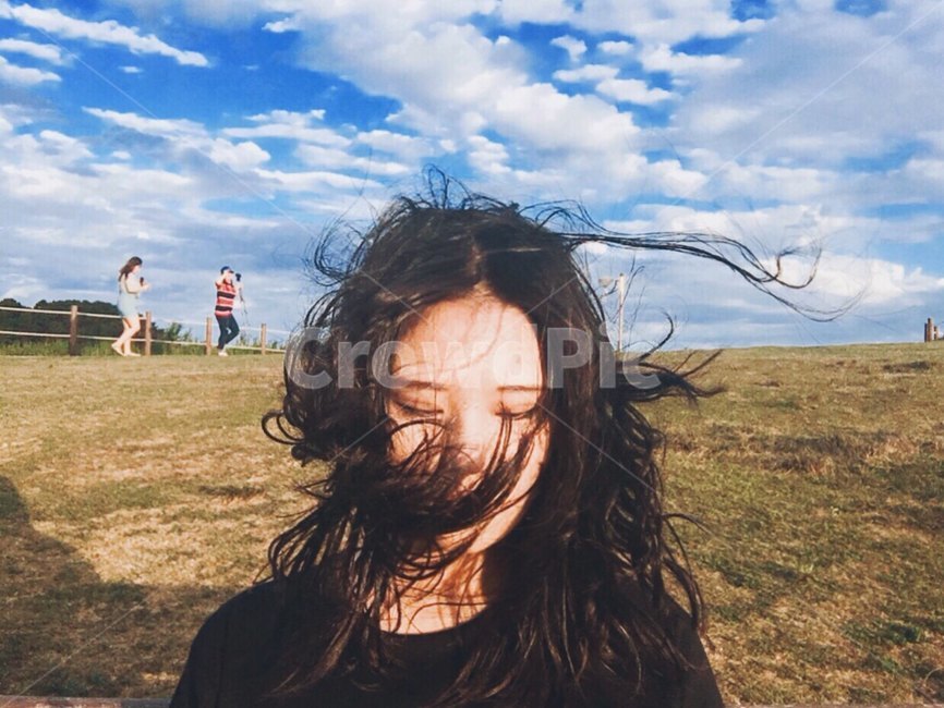 사람,여자,여성,소녀,바람,하늘,머리카락,머리,파란색,구름,뭉게구름,검은머리,긴머리,사람,인물,인간,human,person,여성,여자,woman,female,lady