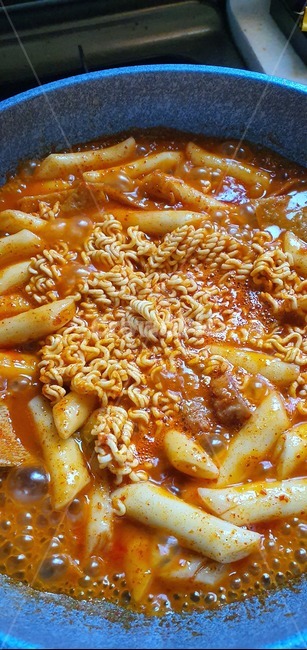떡볶이,떡,매콤,음식,레시피,meal,delicious,cuisine,tasty,koreanfood,food,spicy,cooking,tteokbokki,lunch,chopsticks,gourmet,snack,homemade,dish,rice,spice,dinner,fishcake,korea,tteok,placard,board,favorite,background,cafe,lighting,banner,koreanstylefood,chef