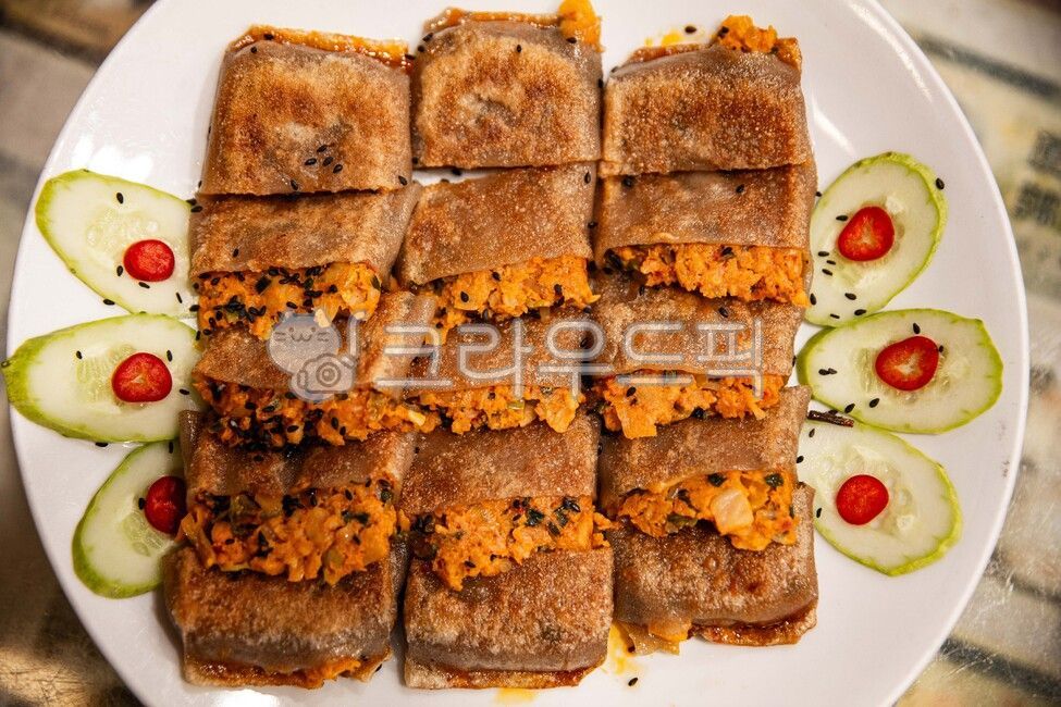 buckwheatdough,Buckwheat dough,kimchi,traditionalkoreanfood,cooked,buckwheatpancake,Buckwheat pancakes,Korean traditional food