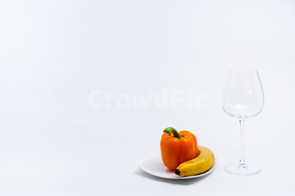 접시,그릇,도자기,와인잔,유리잔,투명한,배경,주황색,하얀색,채소,야채,식재료,다이어트,건강한,칼로리,식단,안주,알콜,주류,차가운,담백한,딱딱한,항산화,정돈된,농사,깨끗한,수분,정물,스튜디오,접사,음식,비타민,반찬,파프리카,노란색,바나나,녹색,과일,과일,열매,fruit,채소,야채,vegetables,사물,물건,오브젝트,thing,object,matter