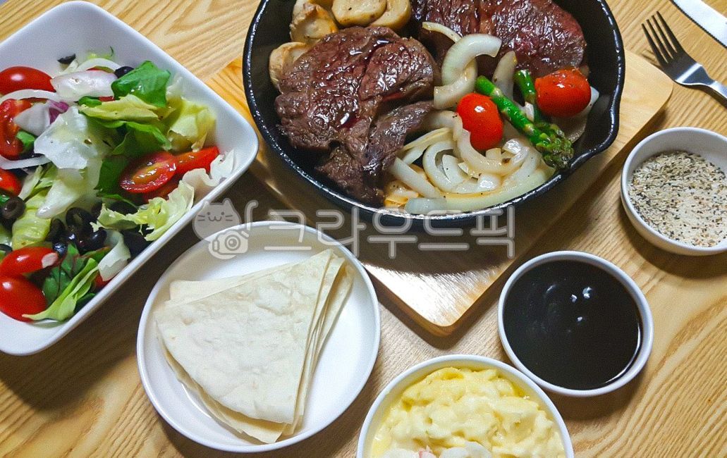 salad,homemade,steak,beef steak,beef,homecook,tortilla,Garnish,home food,beefsteak