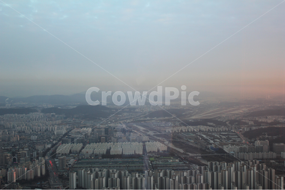 도심,한국,대한민국,도로,길,찻길,건물,항공촬영,탑뷰,항공뷰,저녁,아파트,빌딩,집,하우스,서울,겨울,도시,하늘,산,먼산,노을,고층빌딩,빌딩숲,도시,풍경,city,landscape,한국도시풍경,한국도시경관,korea cityscape