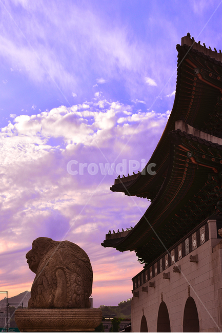 광화문,한국전통,석양,해태상,건축물,조각,석조상,상징물,랜드마크,해질무렵,sunset,gate,한국적풍경,코리안,korean,관광명소,서울,하늘,뭉게구름,궁궐,유물,역사,보존,history,seoul,기와지붕,처마,화강암,돌
