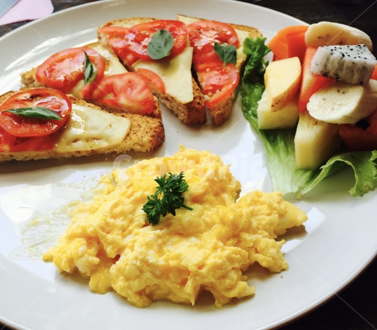 food,음식,dish,요리,브런치,brunch,아침식사,breakfast,meal,식사,토마토,tomato,계란,friedegg,스크램블,scramble,토스트,toast,식당,restaurant
