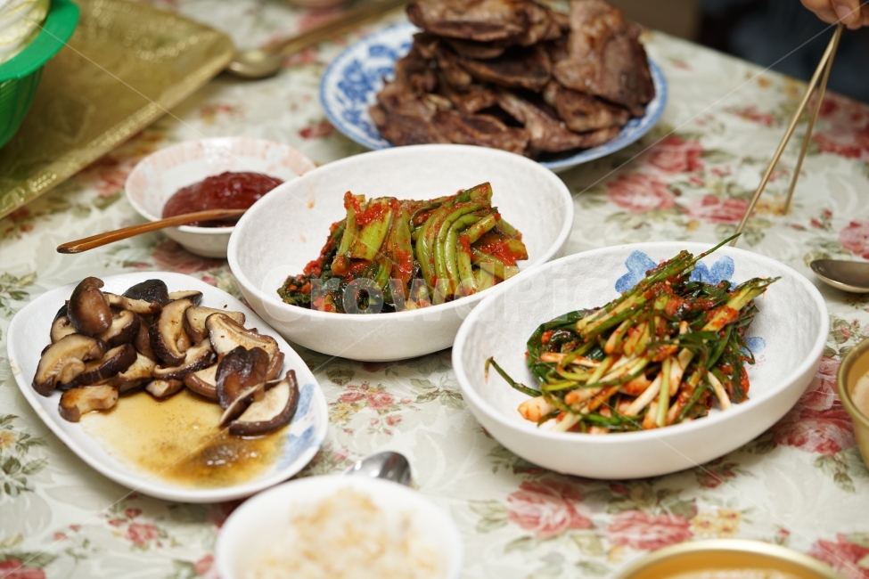 식사,집밥,식사시간,고기,김치,버섯,반찬,먹거리,먹방,저녁시간,저녁식사,우리집,일상,음식,식재료,요리,food,cook,meal,dishes,food reserves,채소,야채,vegetables,한식,한국음식,한국요리,korean food,korean dishes,korean meal,korean cook