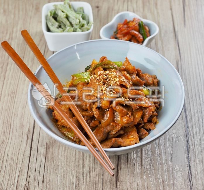 돼지불고기,불고기,제육볶음,한국음식,음식,한식,고기,요리,돼지고기요리,매운음식,고추장불고기,돼지고기볶음,야채,반찬,porkbulgogi,bulgogi,beefstirfry,koreanfood,food,meat,cooking,porkdishes,spicyfood,gochujangbulgogi,roastpork,vegetable,sidedish,젓가락