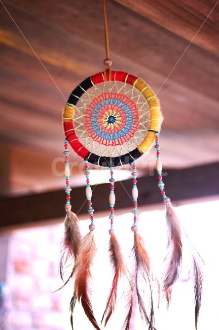 드림캐쳐,장식품,소품,인테리어,장식,깃털,실,천장,나무,dreamcatcher,ornament,decoration,tree,wood,woods,trees,trip,travel,travelling,배경,배경사진,평화로운,분위기,차분한,차분함,평화로움,풍경사진,scene,ambience,atmosphere,calm,peaceful,tranquil,still,background,view,landscape,scenery,인테리어,실내디자인,interior design,사물,물건,오브젝트,thing,object,matter