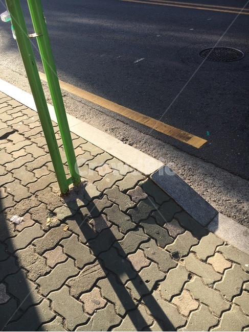 버스정류장,도로,그림자,빛,쓸쓸함,외로움