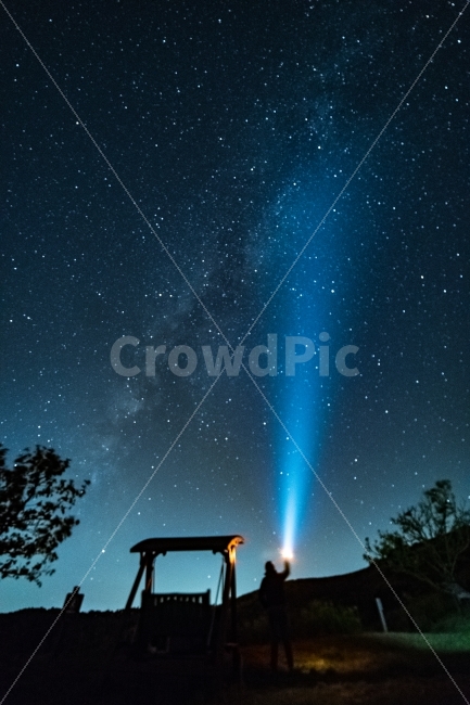 은하수,하늘,감성,별,바다,자연,풍경,nature,landscape,야경,밤,nightscape,night,사람,인물,인간,human,person,인물실루엣,사람실루엣,character silhouette,human silhouette,outdoors,옥외