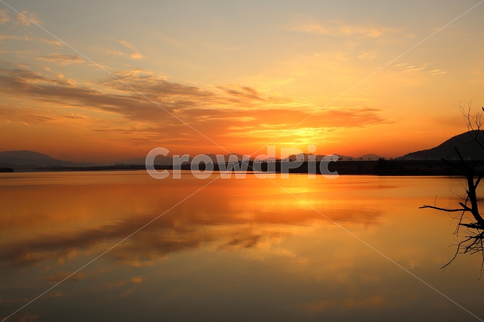 풍경,자연,일몰,강,노을,경치,분위기,감정,반영,구름,하늘,자연,풍경,nature,landscape,한국자연풍경,한국자연경관,korea nature landscape,outdoors,옥외,dusk,황혼,dawn,새벽,red sky,붉은 하늘,sky,sunset,sunlight,햇빛