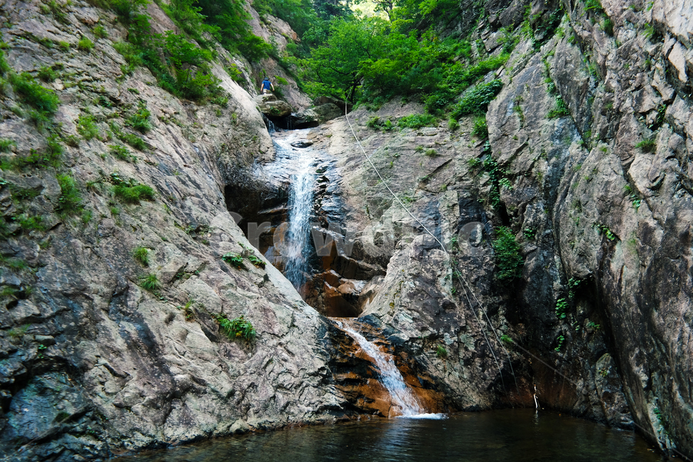 산,mountain,natural,아름다움,폭포,물,강,물줄기,계곡,풀,식물,녹색,자연,이끼,돌,암석,바위,숲,산속,forest,자연,풍경,nature,landscape,water,river,outdoors,옥외,waterfall