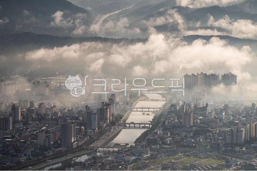 운해,안개,강,도시,지방도시,지방,건물,건축물,아파트,거주지,주택,다리,도로,고속도로,산,날씨,생활,일상