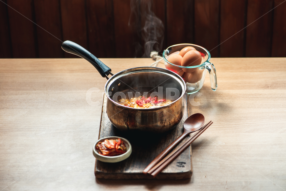 라면,한국라면,계란,계란라면,달걀,고추,나무테이블,나무도마,한국음식,한국요리,간편식,라면냄비,따끈한,매콤한,매운,얼큰한,자취요리,자취음식,혼밥,ramen,egg,woodentable,음식,식재료,요리,food,cook,meal,dishes,food reserves,면류,면요리,noodles,한식,한국음식,한국요리,korean food,korean dishes,korean meal,korean cook,감성,sensible,feeling