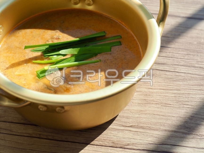 추어탕,한식,보양식,미꾸라지수프,한국음식,음식,요리,미꾸라지탕,영양식,점심식사,저녁식사,국물,수프,전통음식,식사,chueotang,comfortfood,loachsoup,koreanfood,food,cooking,loachtang,nutritionalfood,lunch,dinner,hot,soup,traditionalfood,meal,양은냄비,부추