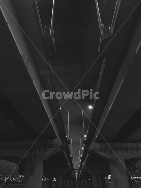 흑백,다리,불빛,여름,밤,흑백,모노톤,monochrome,black and white,건축물,건물외관,exterior,building,structure,architecture,construction