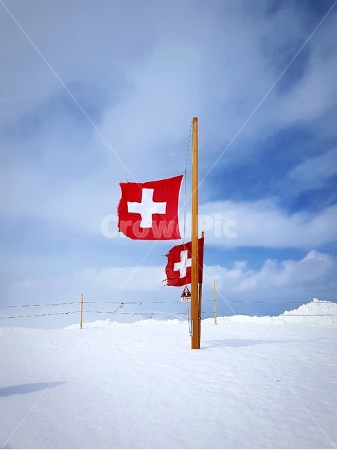 스위스,스위스국기,만년설,알프스,설산,흰눈,swiss,switzerland,alps,snow,snowmountain,whitesnow,switzerlandnationalflag,하늘,파란하늘,구름,산꼭대기,겨울,계절,winter,season