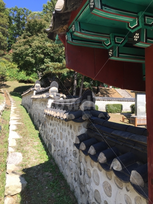 한국적,한국전통,전통적인,정원,한국정원,소풍,야외,수학여행,여행,한국기와,전통가옥,한국양식,기와집,유적지,돌담,외길,한국전통,한국문화,korean traditional,korean culture,건축물,건물외관,exterior,building,structure,architecture,construction