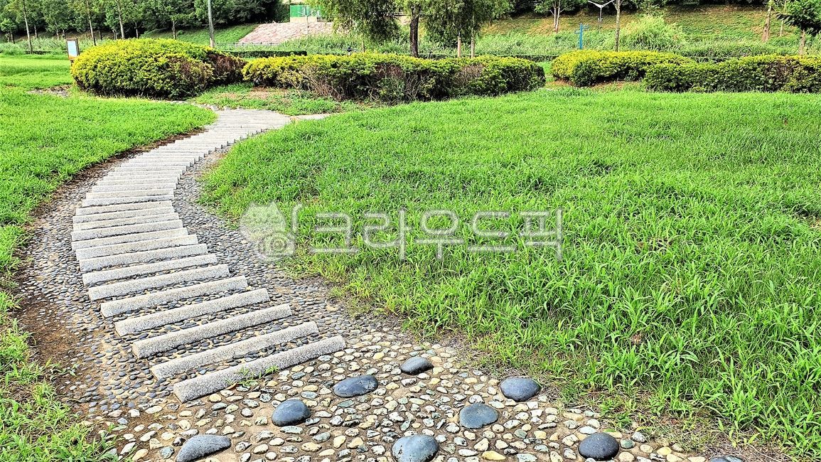 physical training center,environment,green,gravel road,breech,foot health,Acupressure path,barefoot path,health,grassy path