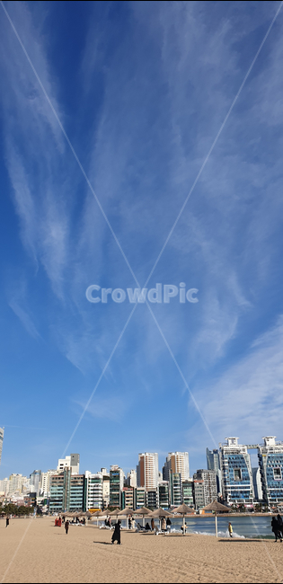 광안리,광안해변,하늘,해수욕장,푸른하늘,구름,azuresky,sky,human,person,사람,파라솔,인간,palasol,beach,sea,바다