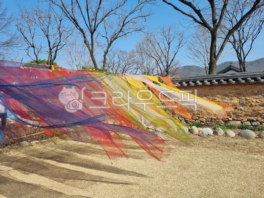 blue sky,pretty,wallpaper,blowing,rainbow,natural dyeing,hanok,clothesline,rainbow color,in the wind,wind