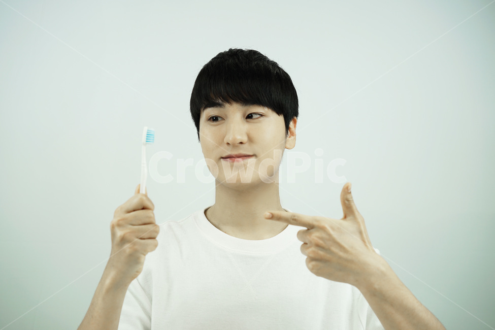 남자,뷰티,스킨케어,피부관리,skincare,양치,양치질,수건,칫솔,남성,그루밍족,사람,인물,인간,human,person,얼굴표정,facial expression,face,남성,남자,man,male,감정표현,기분,feeling,emotion,뷰티,미용,beauty treatment,건강,헬스웨어,헬스케어,healthware,health care